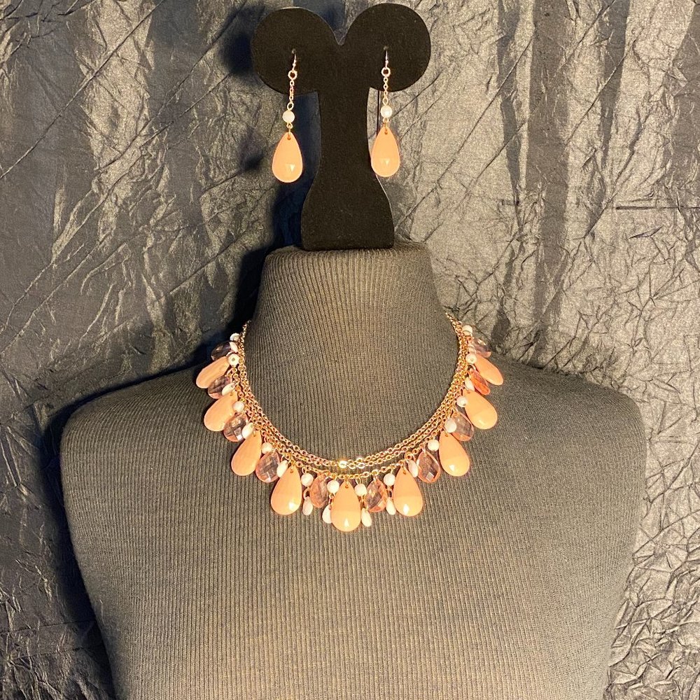 Gold tone metal necklace with Peach tones